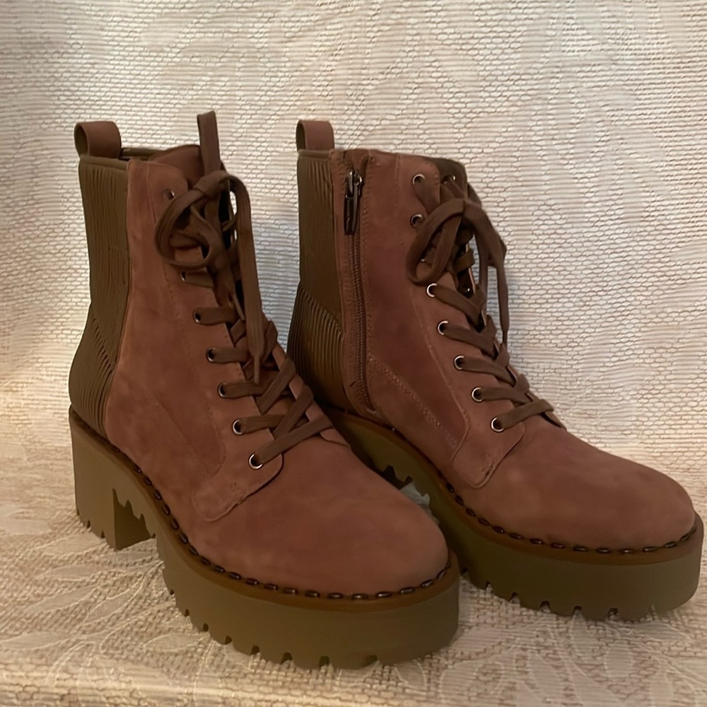 NWOT Vince Camuto Tan Bootie size 7.5